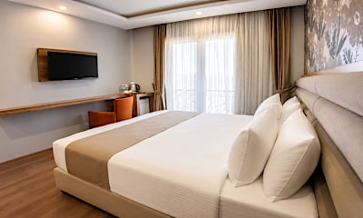Trendy Queen Room